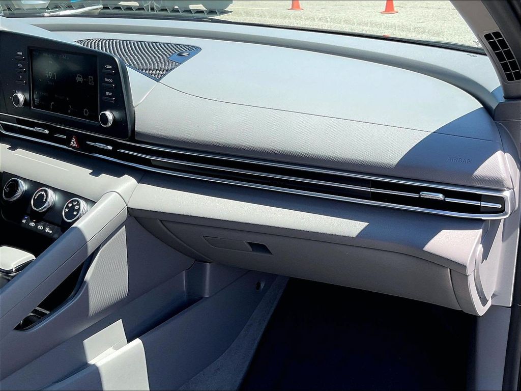 2025 Hyundai Elantra — photo 13