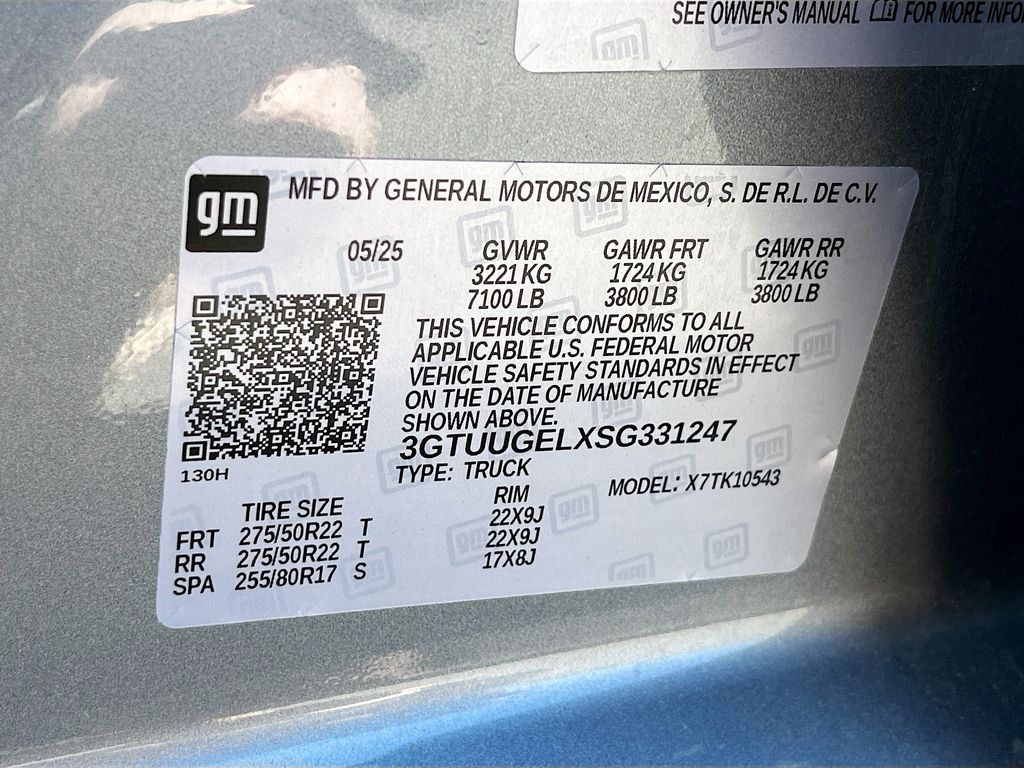 Used 2025 Silver GMC Denali image 33