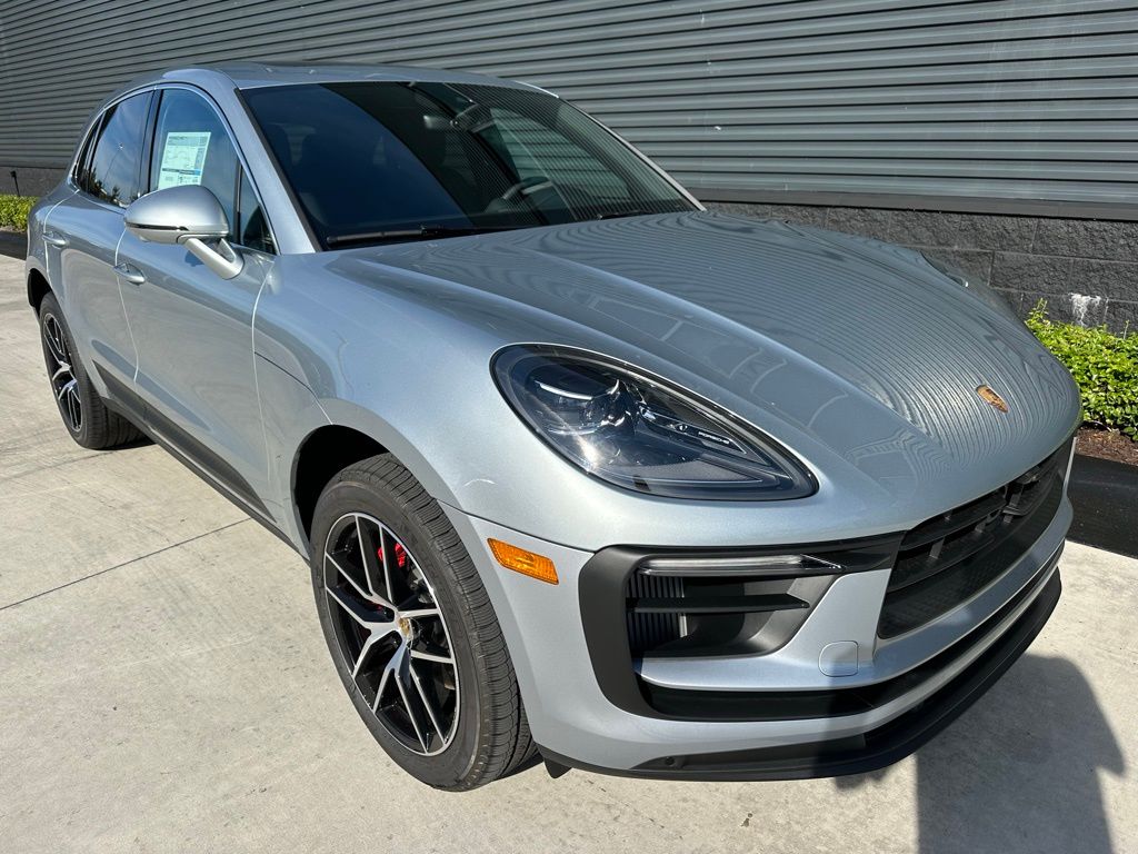 Thumbnail: 2026 Porsche Macan - 10