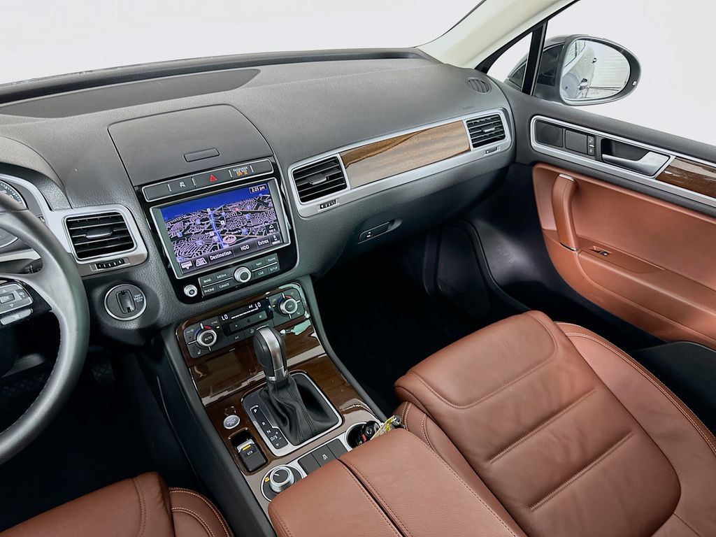 Thumbnail: 2015 Volkswagen Touareg - 24