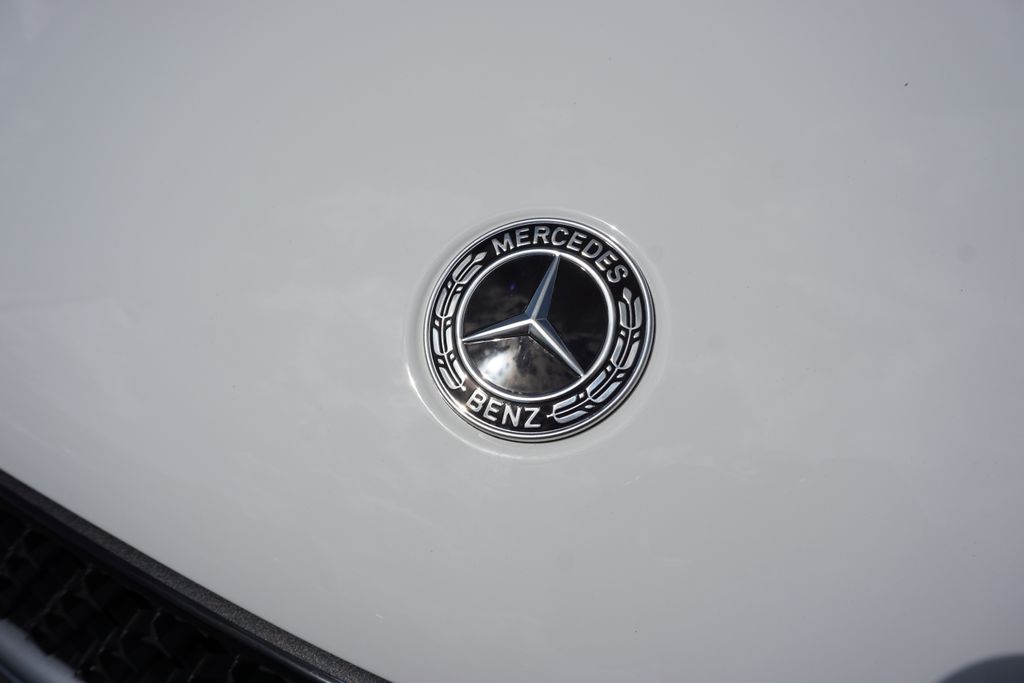 2025 Mercedes-Benz GLC 300 8