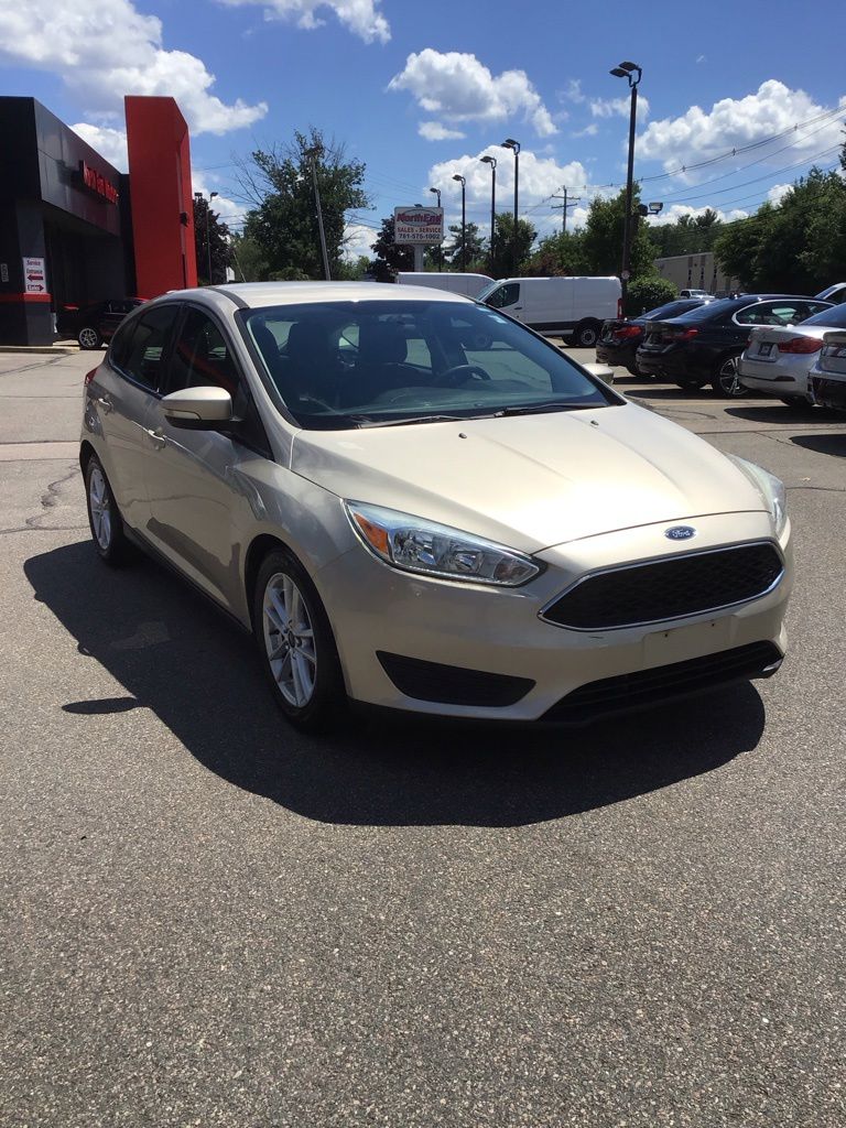 White Gold Metallic 2017 Ford Focus Hatchback Front-Wheel Drive 6-Speed Automatic