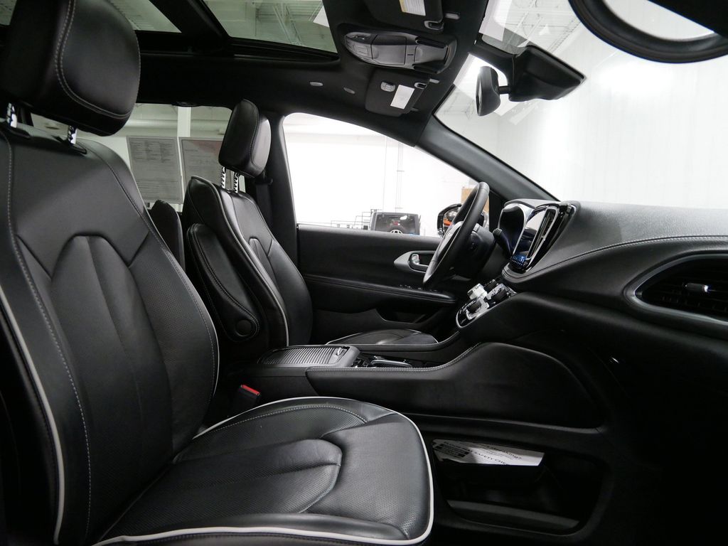 Used 2026 Chrysler Pacifica Van