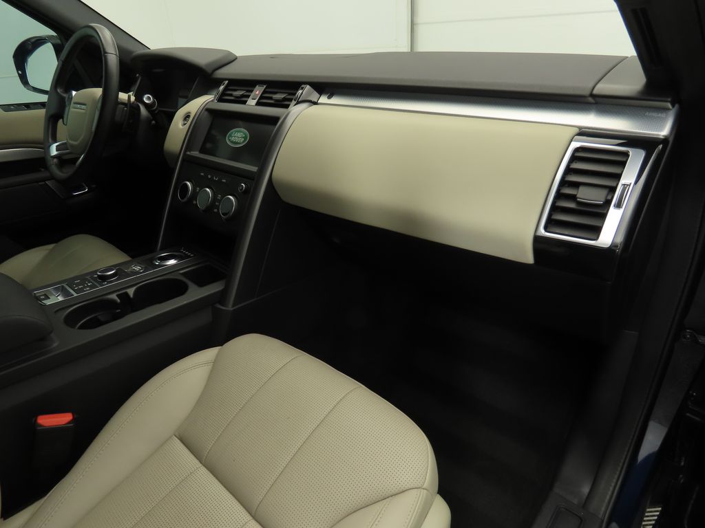 2020 Land Rover Discovery Landmark Edition 18