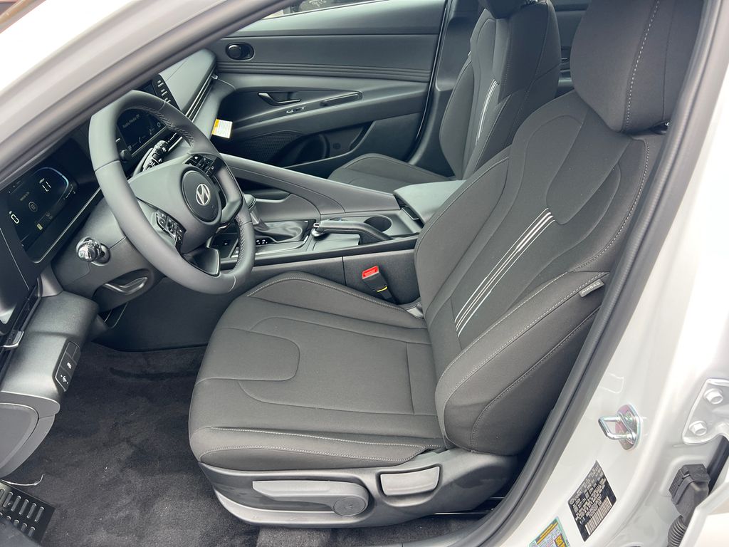 2025 Hyundai Elantra SEL Sport - 8