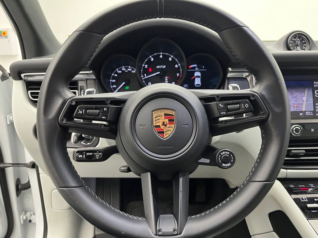 Thumbnail: 2023 Porsche Macan - 12