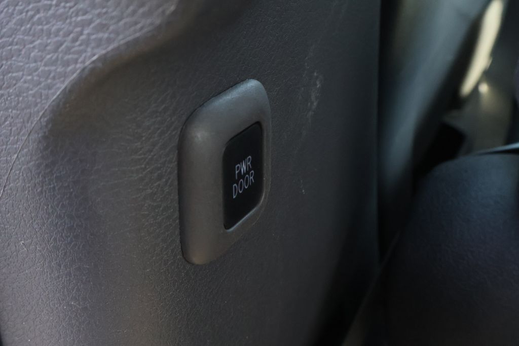 Thumbnail: 2024 Toyota Sienna - 32