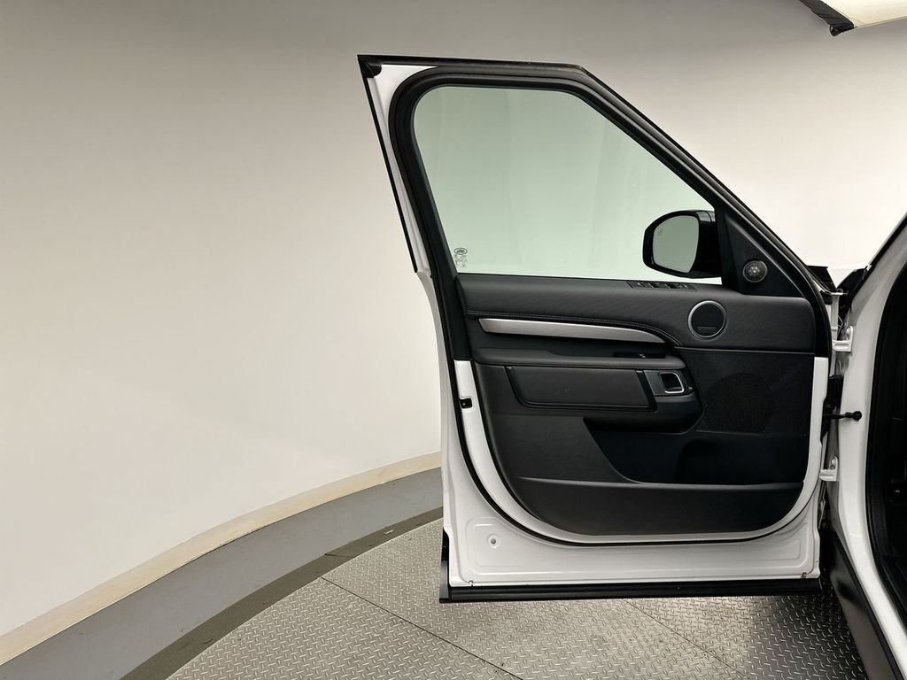 Thumbnail: 2023 Land Rover Discovery - 9