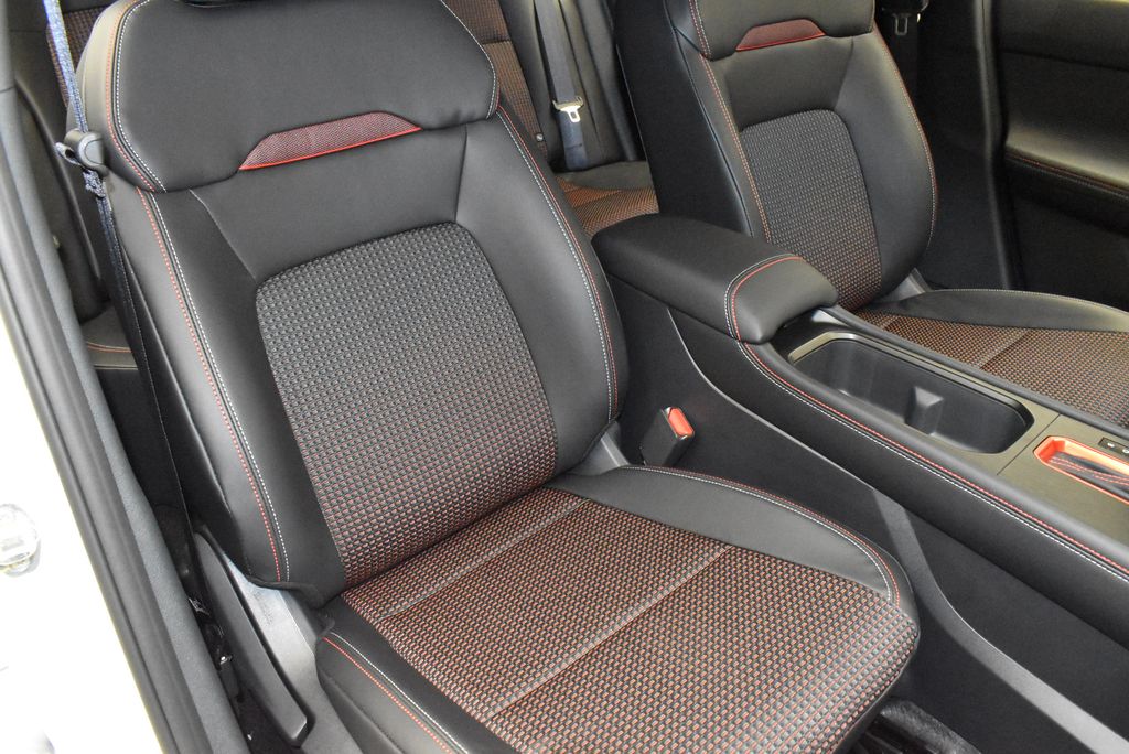2025 Nissan Kicks SR 25