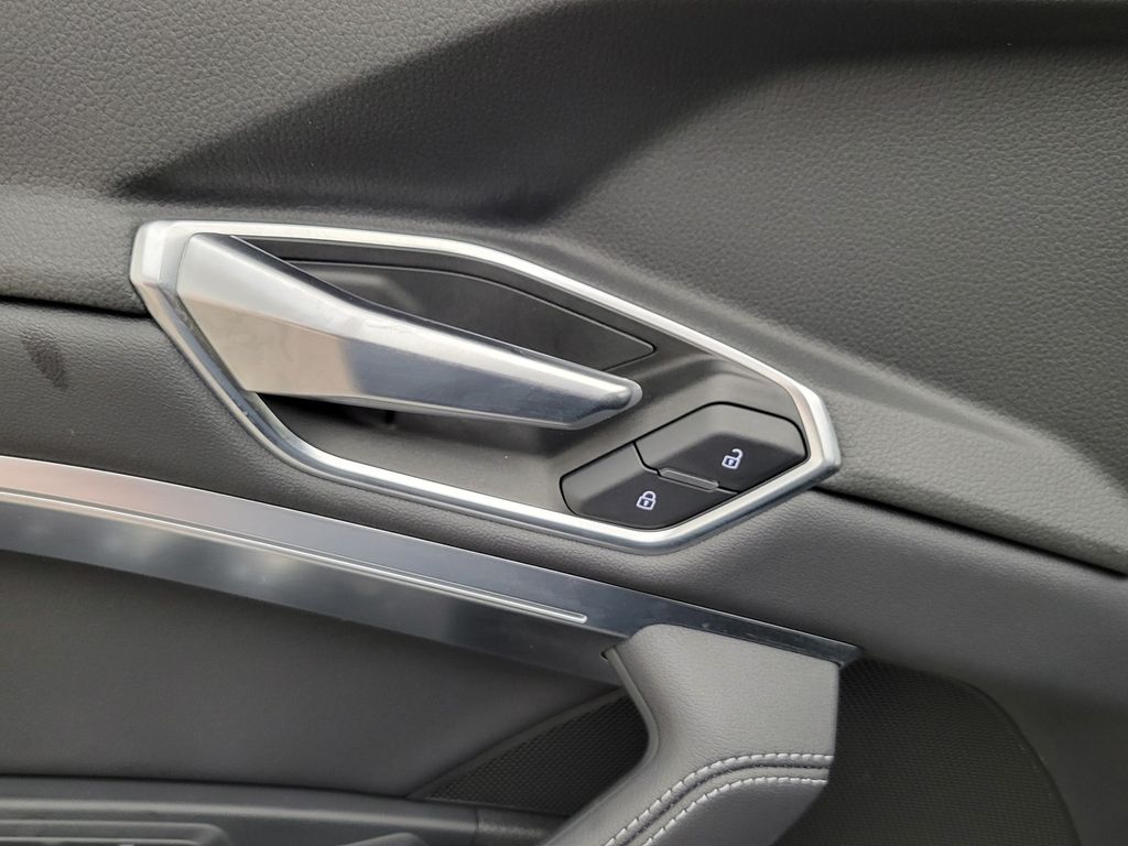 Thumbnail: 2023 Audi e-tron - 30