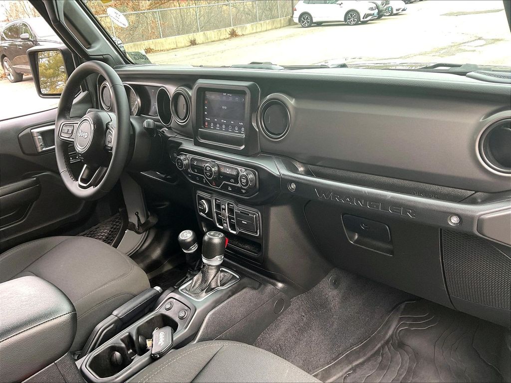 2023 Jeep Wrangler — photo 14