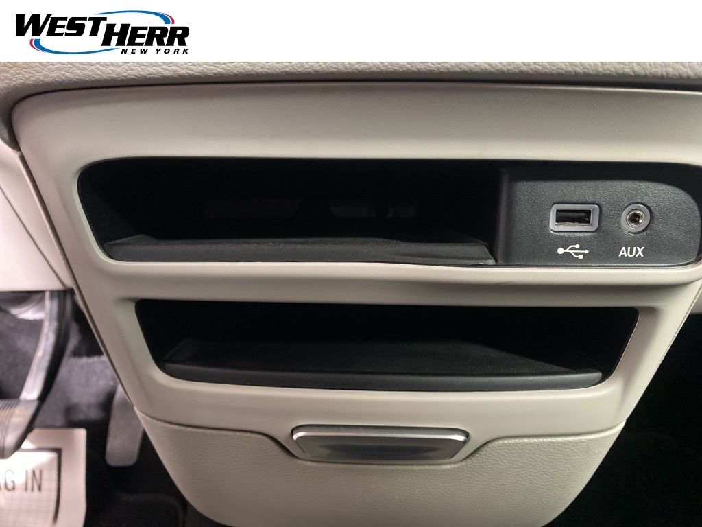 Used 2018 Silver Chrysler Touring L image 7