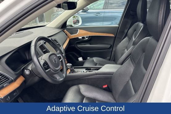 2022 Volvo XC90 T6 Momentum 6-Passenger
