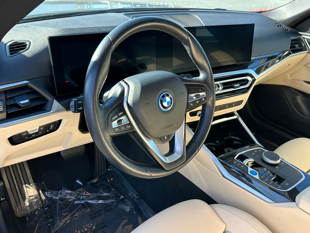 Thumbnail: 2023 BMW i4 - 13