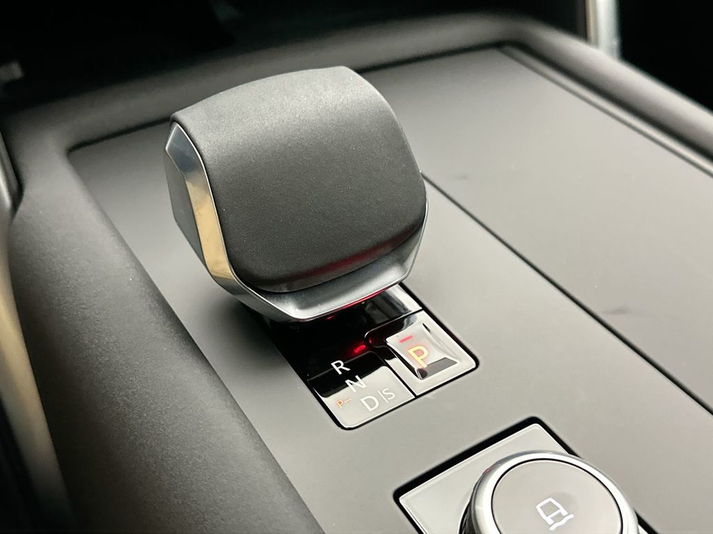 Thumbnail: 2026 Land Rover Discovery - 12