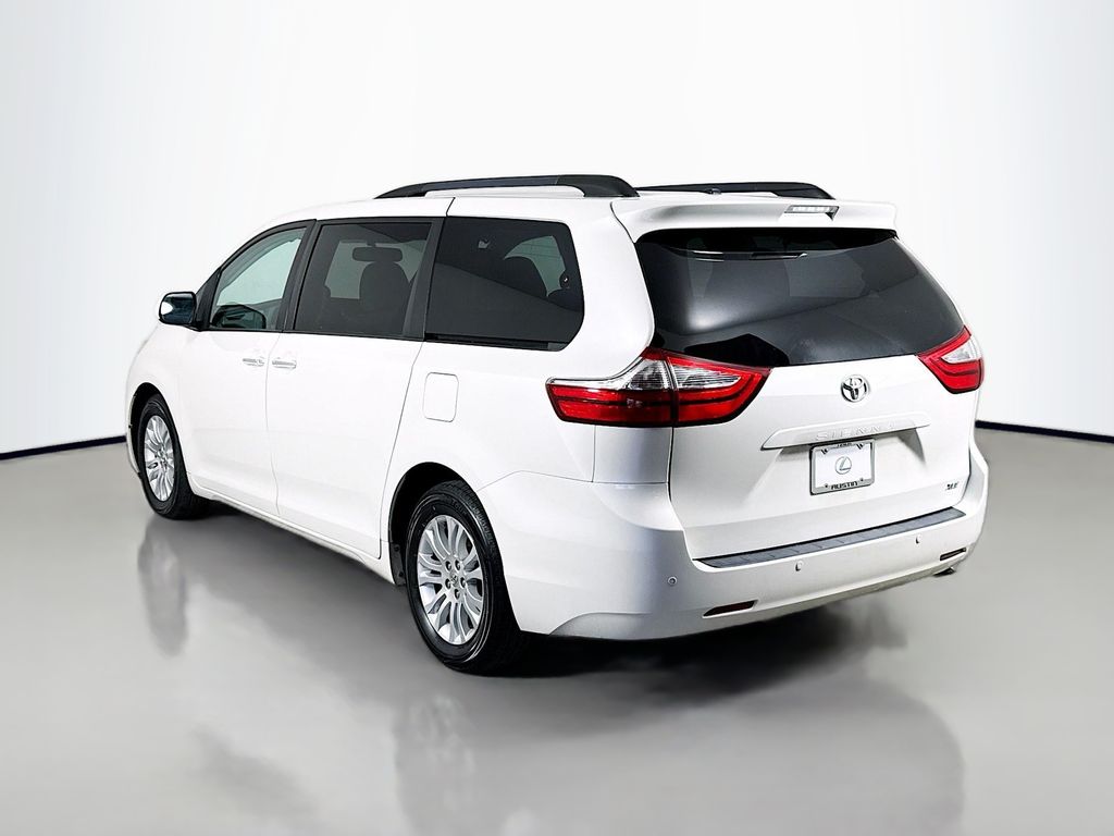 Thumbnail: 2017 Toyota Sienna - 7