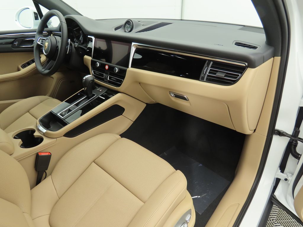 Thumbnail: 2025 Porsche Macan - 21