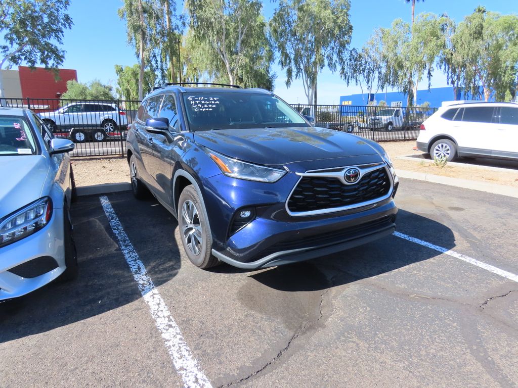 2021 Toyota Highlander XLE 3