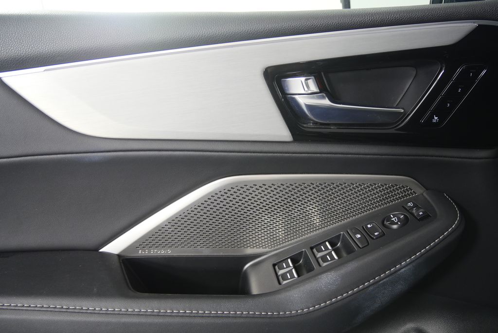 Thumbnail: 2023 Acura MDX - 9