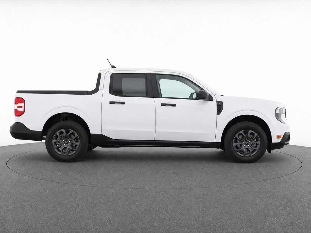 New 2026 Oxford White Ford XLT image 8