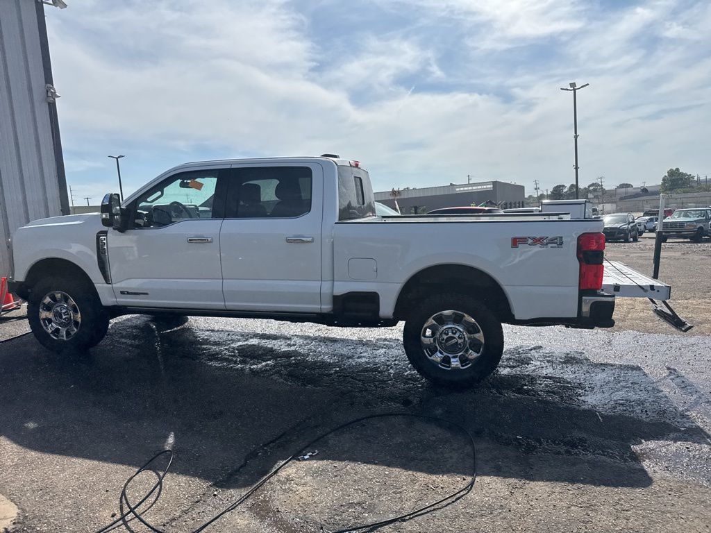 2025 Star White Metallic Tri-Coat Ford Super Duty F-350 SRW Lariat 4X4 Truck