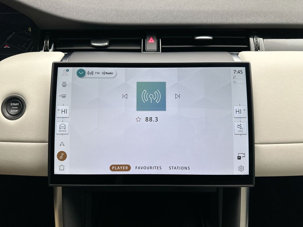 Thumbnail: 2024 Land Rover Discovery Sport - 15