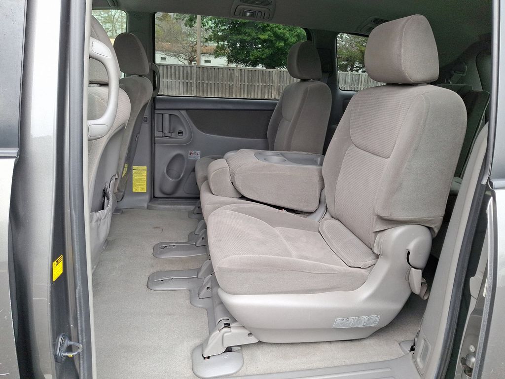 2004 Toyota Sienna CE 10