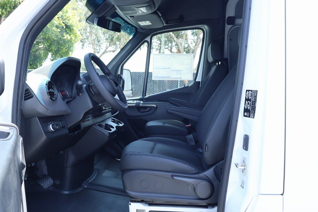 Thumbnail: 2025 Mercedes-Benz Sprinter - 6