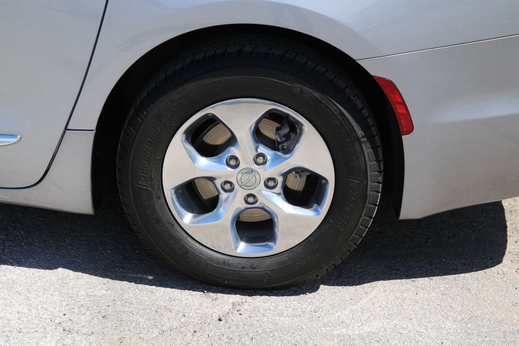 Used Car 2018 Chrysler Pacifica Hybrid  Limited For Sale Under $25,000 In Austin, Texas