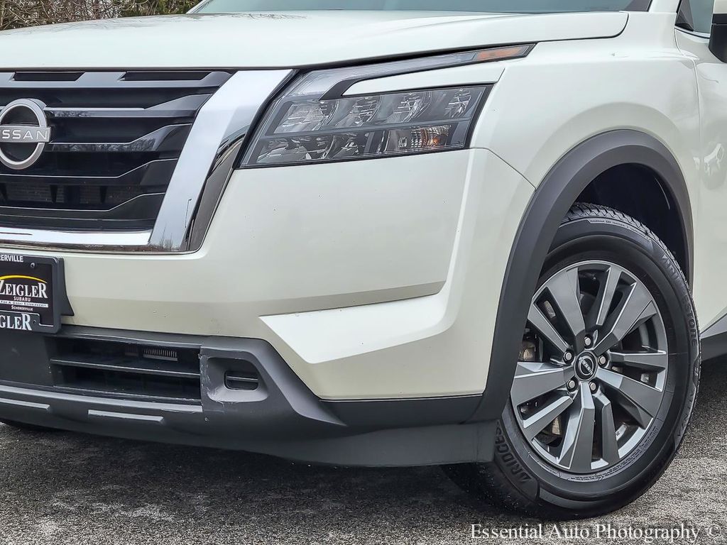 View vehicle photo 3