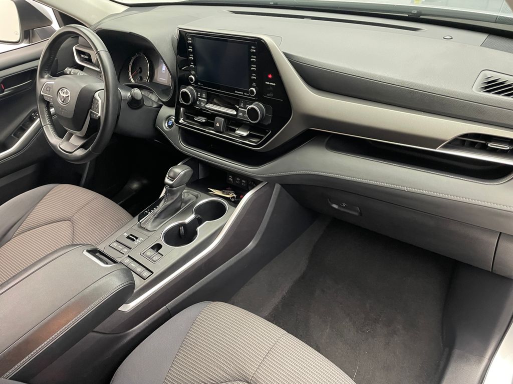 2022 Toyota Highlander LE 16