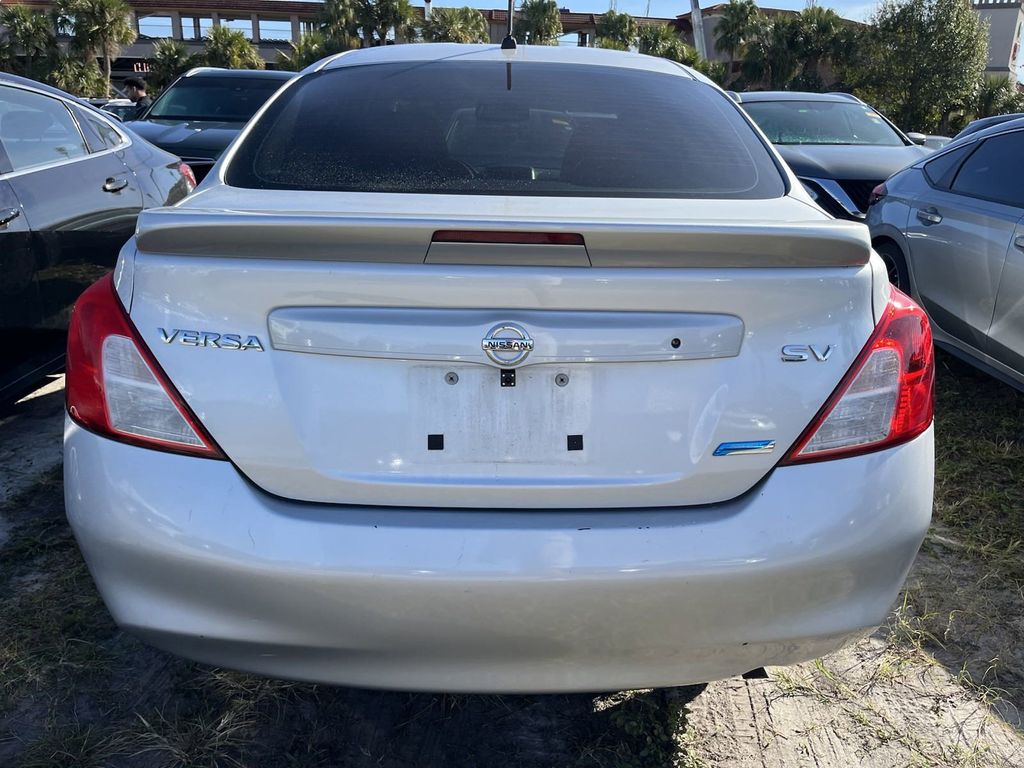 2014 Nissan Versa 1.6 SV 4