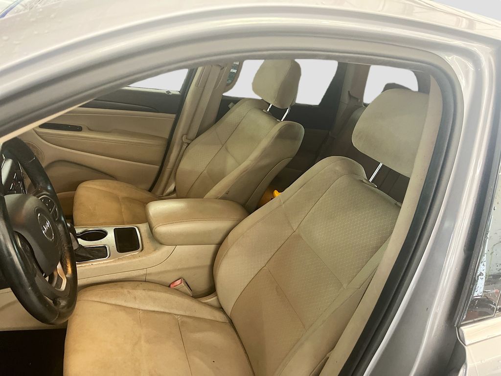 Used 2019 Silver Jeep Laredo image 17