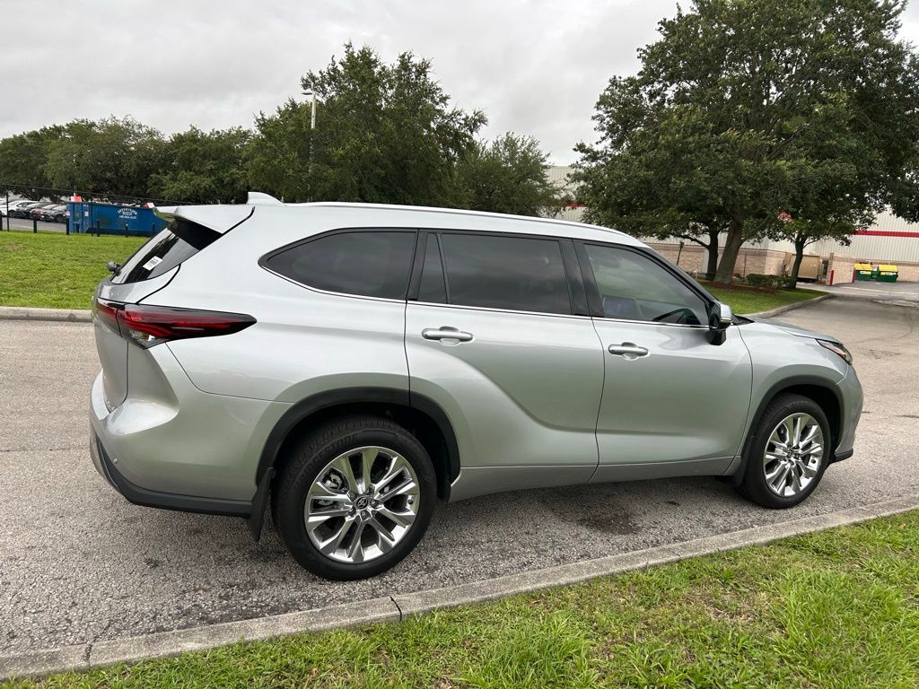 Thumbnail: 2024 Toyota Highlander - 6