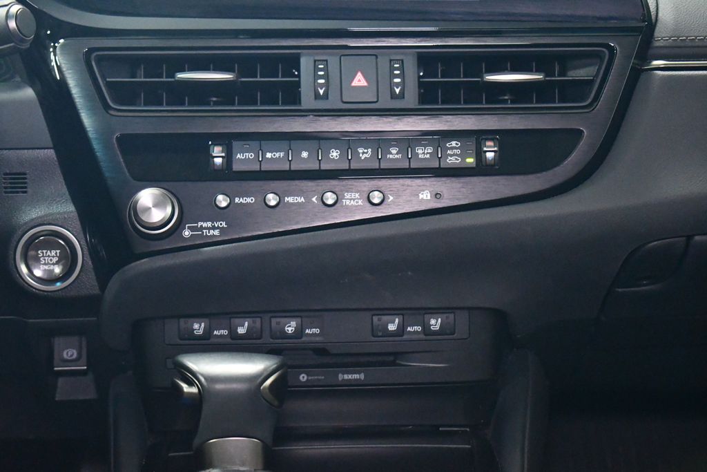 Thumbnail: 2022 Lexus ES - 17