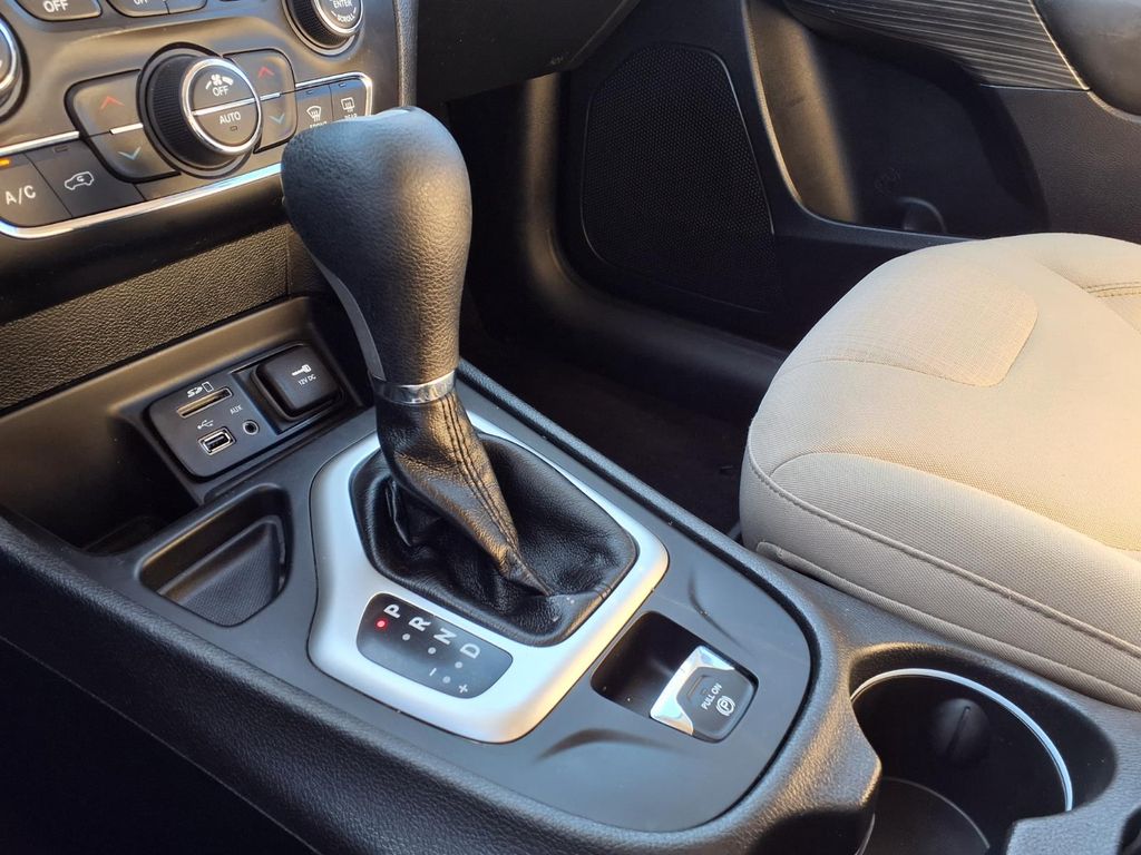 2017 Jeep Cherokee Latitude White at EAG Ford Navasota