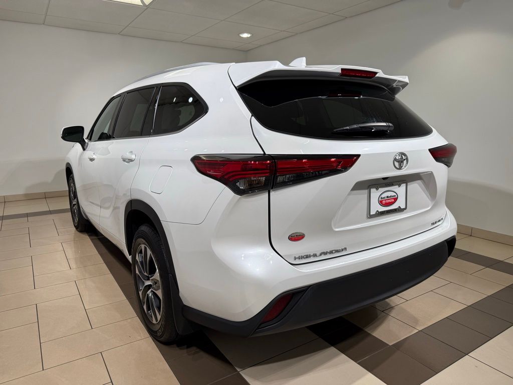 Thumbnail: 2022 Toyota Highlander - 3