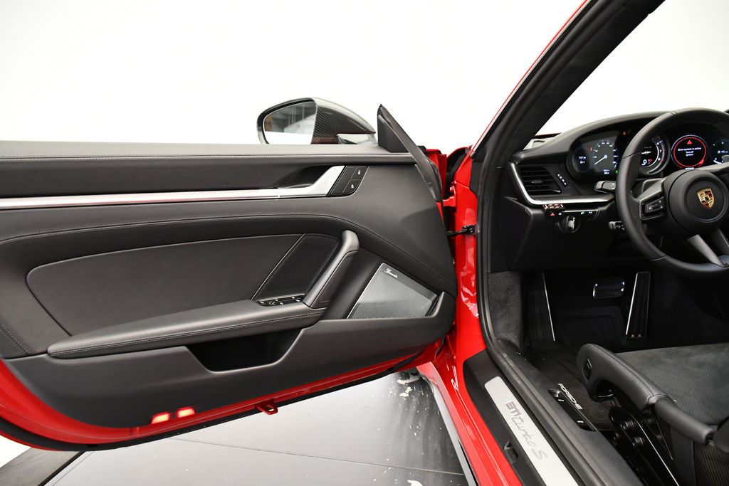 Thumbnail: 2025 Porsche 911 - 32