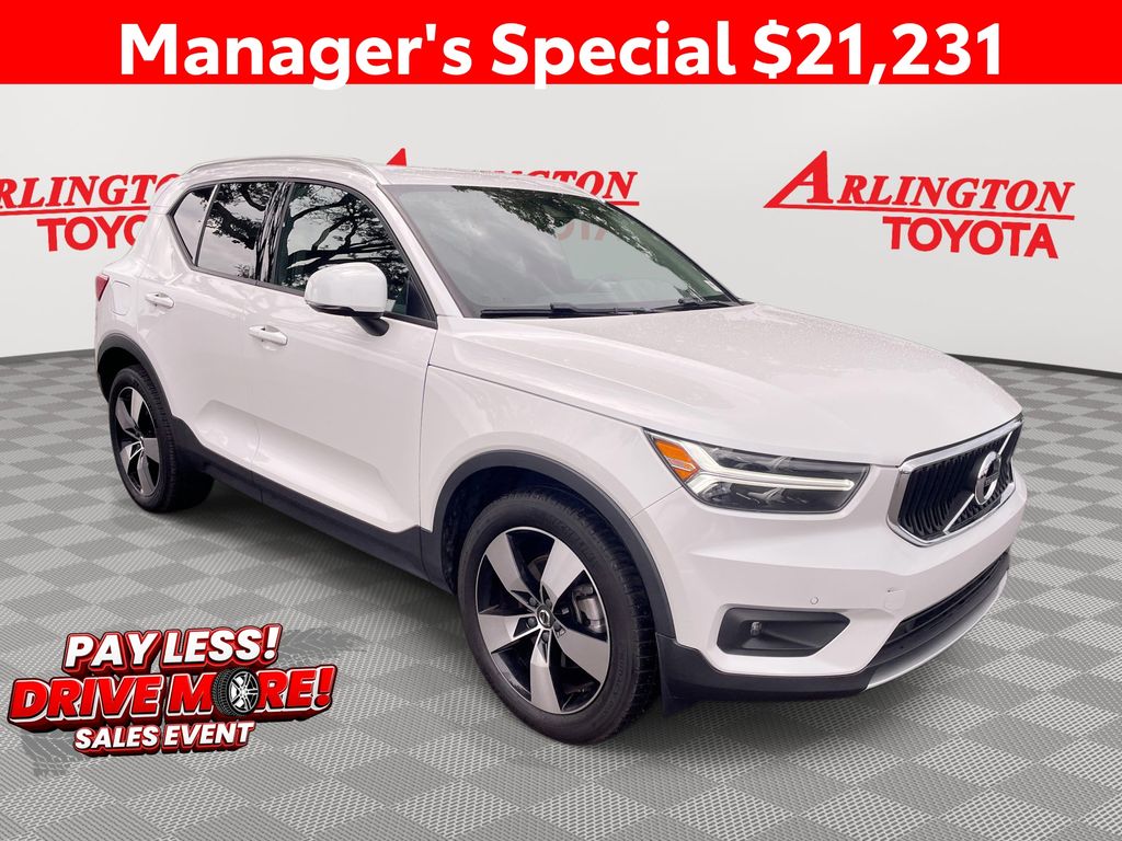 2022 Volvo XC40 T5 Momentum AWD