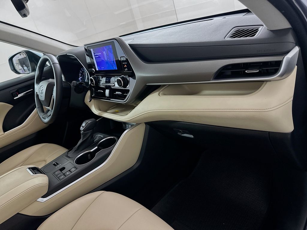 Thumbnail: 2023 Toyota Highlander - 30