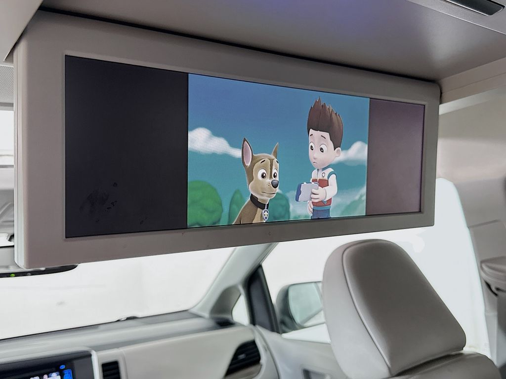 Thumbnail: 2017 Toyota Sienna - 26