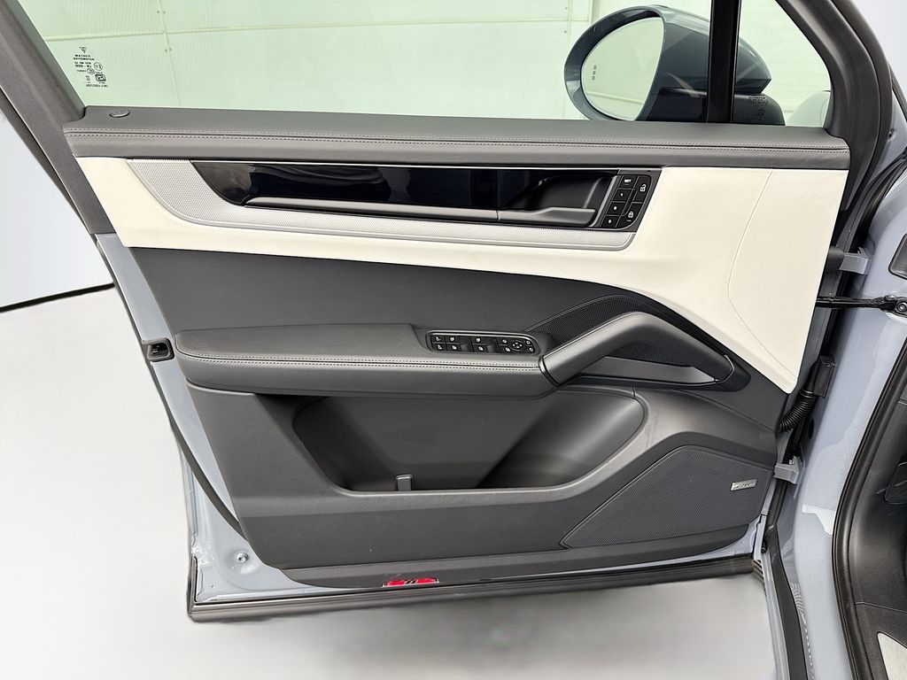 Thumbnail: 2026 Porsche Cayenne - 25