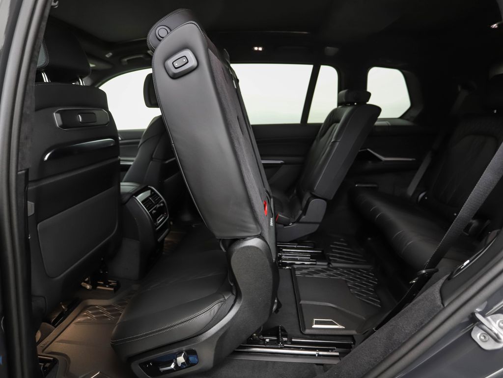 Thumbnail: 2027 BMW X7 - 25