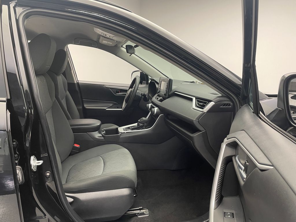 2022 Toyota RAV4 XLE 16