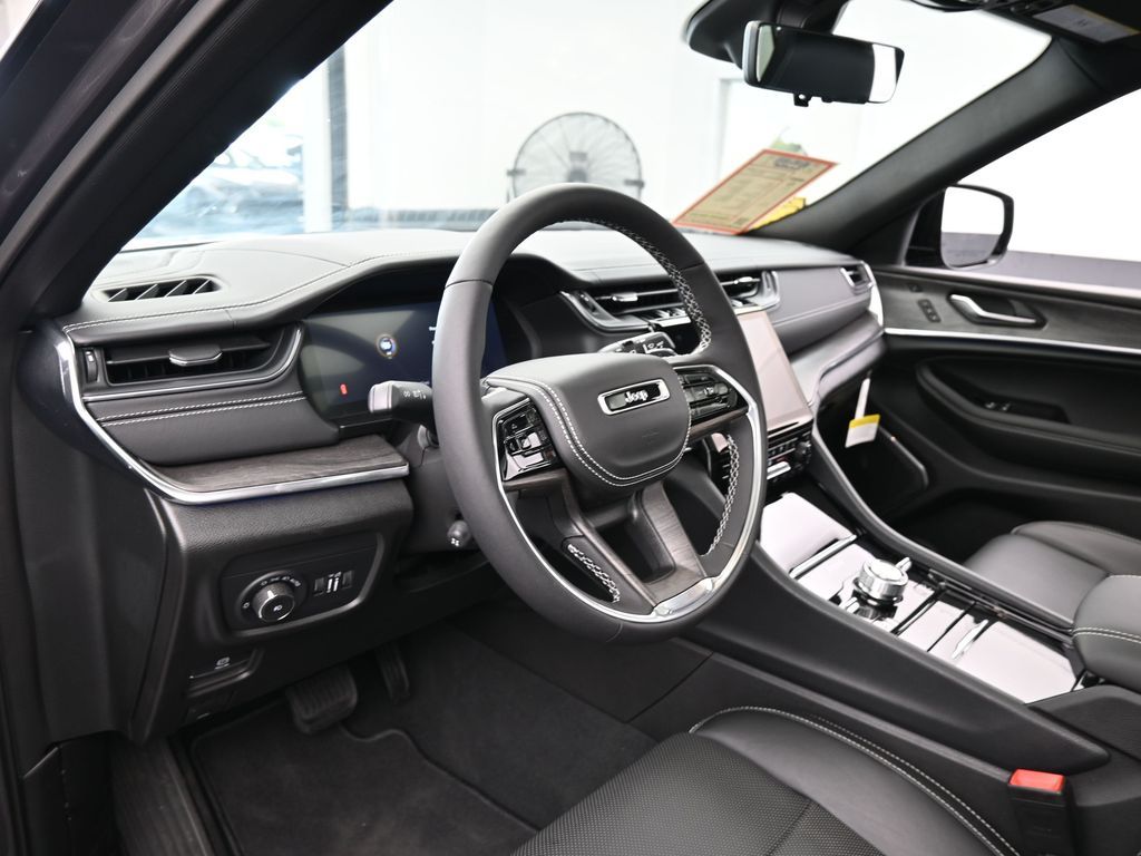 Used 2024 Baltic Gray Metallic Clearcoat Jeep Overland image 10