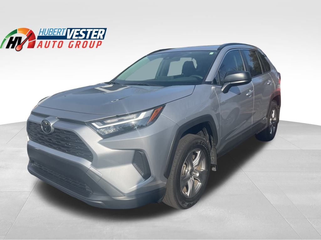 2025 Toyota RAV4 LE's photo