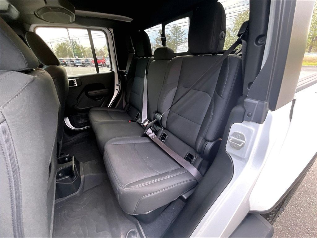 2022 Jeep Gladiator — photo 25