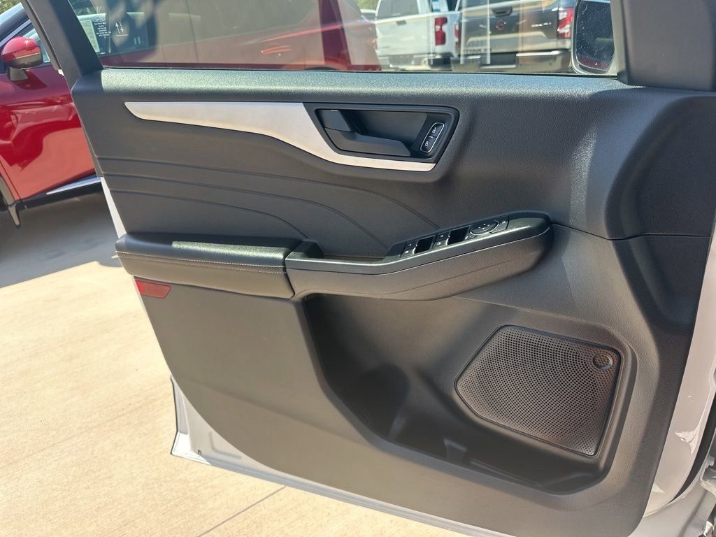 2022 Oxford White Ford Escape SE FWD SUV