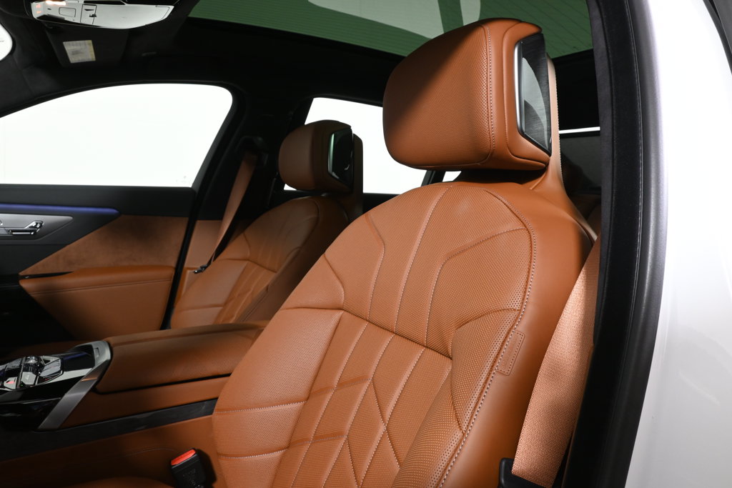 Thumbnail: 2027 BMW 7 Series - 16