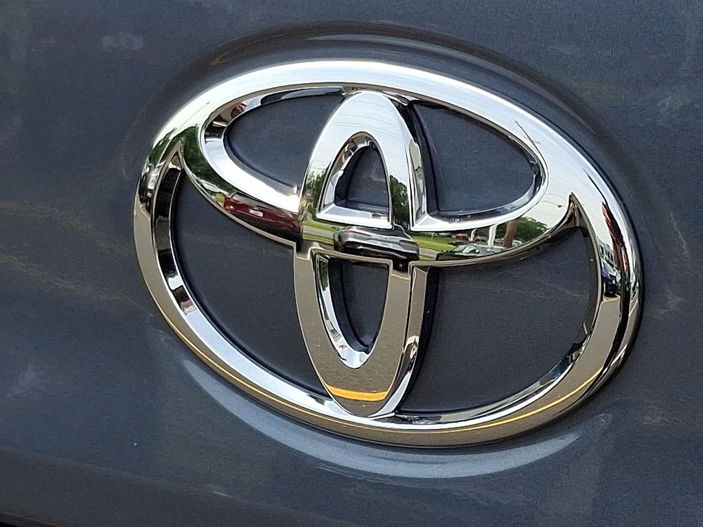 2025 Toyota Corolla Cross L 17